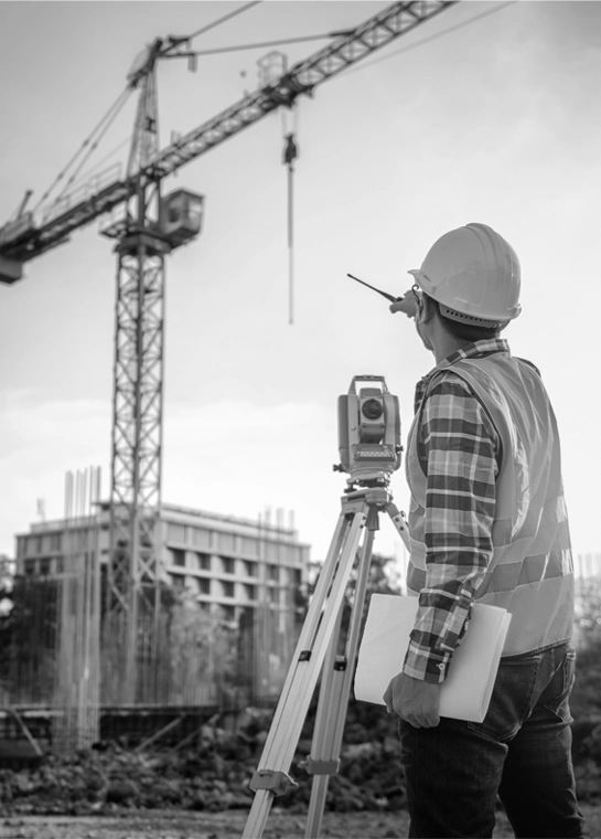 Feststellung von Baumängeln – Architekt auf Baustelle